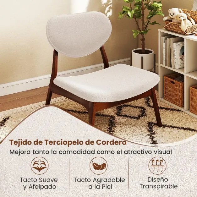 Conjunto de 2 cadeiras baixas decorativas com mesa auxiliar estofadas em veludo de carneiro com estrutura em madeira maciça bege