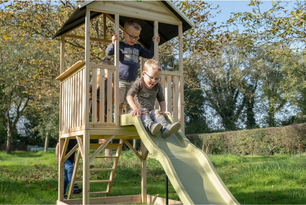 Parque exterior com casa de brincar para crianças Panorama 500 em madeira com escorrega e caixa de areia natural