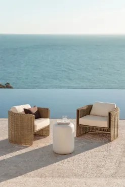 Conjunto De Jardim Com 2 Poltronas Em Aço E Rattan Sintético Lina E Mesa Auxiliar Redonda Ø35 Cm Em Cimento Fonelas Tecido Gardénia Branco - Sklum
