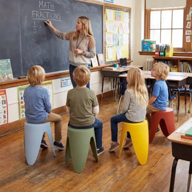Conjunto de 8 bancos para crianças empilháveis de plástico portáteis sem encosto,, para sala de aula, escritório ou sala de estar, 46 cm, multicolorid