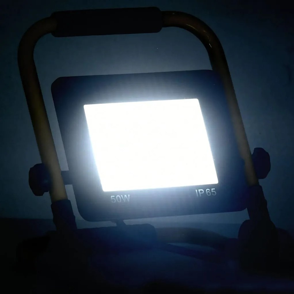 Projetor c/ iluminação LED e pega 50 W branco frio