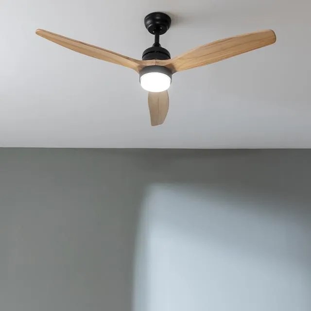 Ventoinha de teto EnergySilence Aero 5275 Black&WhiteWood  de 40 W e 52’’ com motor DC, luz LED, dupla altura, controlo remoto, temporizador e modo In