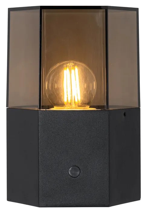 Candeeiro de parede exterior preto com vidro fumê hexagonal e sensor crepuscular - Denmark Moderno