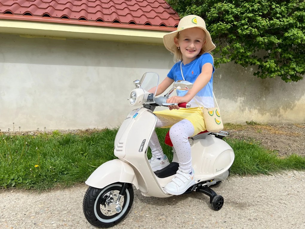 Vespa 946 para crinaças com marcha-atrás, licença, rodas auxiliares, bateria de lítio, 2 motores de 30 W, assento em couro, leitor de MP3 com entrada