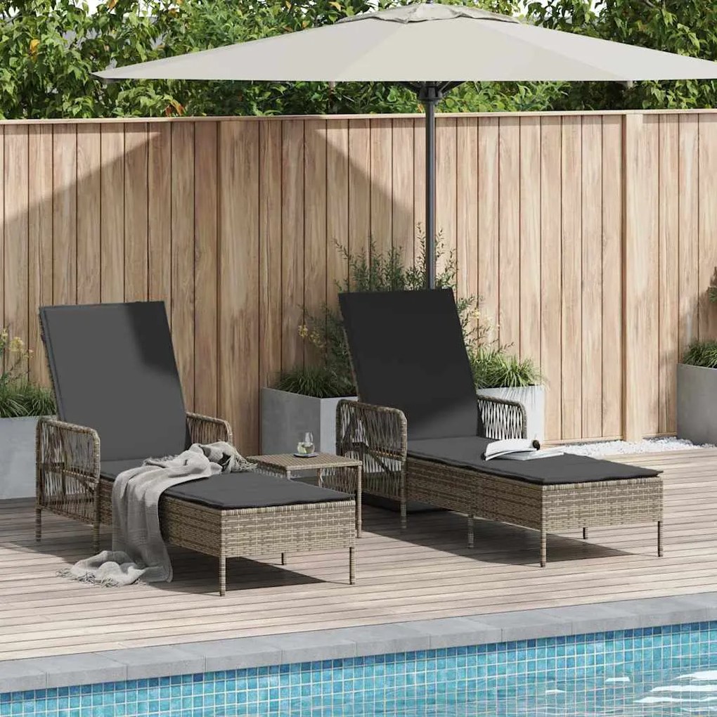 vidaXL Cadeiras de sol 2 pcs com almofadas e mesa, cinza em vime de polietileno.