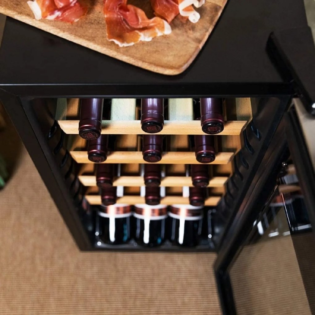 Refrigerador garrafeira de vinho GrandSommelier 15000 Inox Compressor 15 garrafas de capacidade com compressor, que garante um alto rendimento. Temper