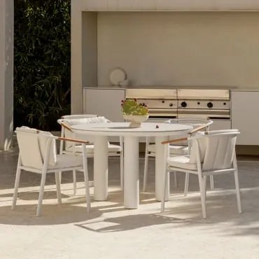 Conjunto De Mesa Redonda Arken, Ø120 Cm, Em Cerâmica E Alumínio, E 4 Cadeiras De Jardim Yervin Com Braços, Em Alumínio E Tecido Branco Pérola - Sklum