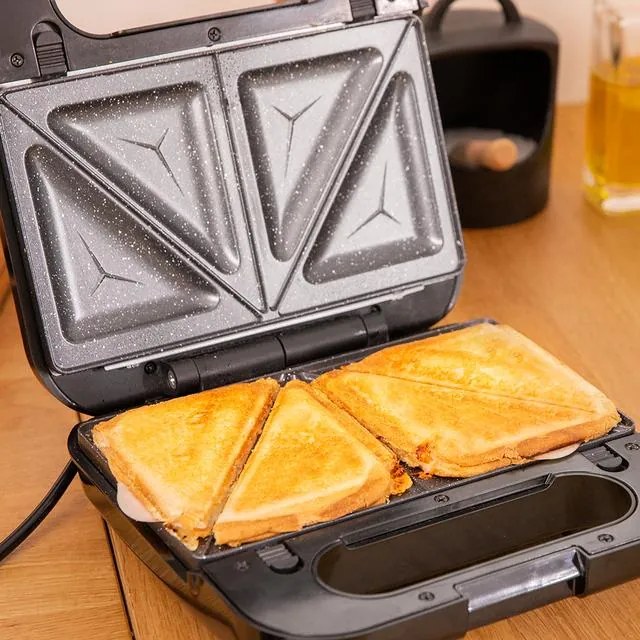 Sanduicheira 4 em 1 Rock´nToast. 1000 W de potência, capacidade para 2 sandes, acabamentos em aço inoxidável, 4 placas intercambiáveis com revestiment