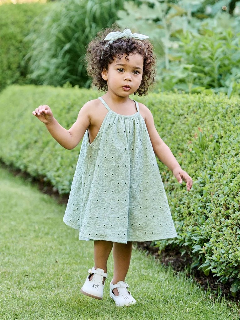 Vestido em bordado inglês com acessório a condizer verde-salva