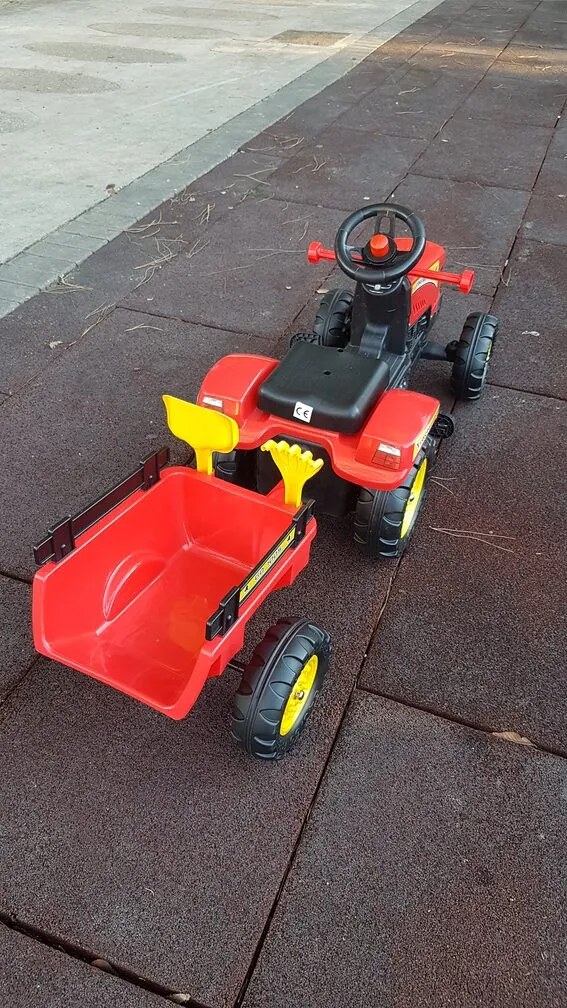 TRACTOR A PEDAIS COM REBOQUE VERMELHO