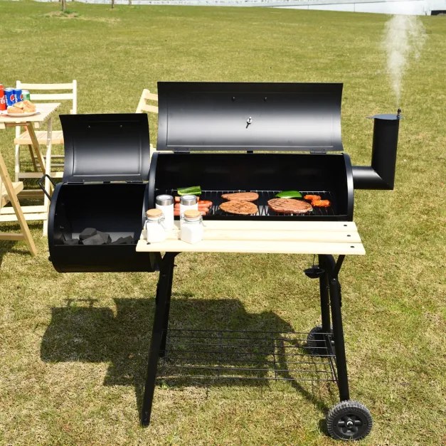 Grelhador a carvão para churrasco com prateleira lateral para fumeiro alças de madeira duas rodas 115 x 65 x 108 cm preto