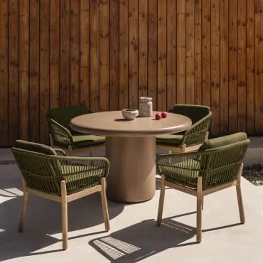 Conjunto De Mesa Redonda Ø120 Cm Em Cimento Namara E 4 Cadeiras De Jardim Com Braços Em Madeira De Acácia Karvia Camelo Castanho - Sklum