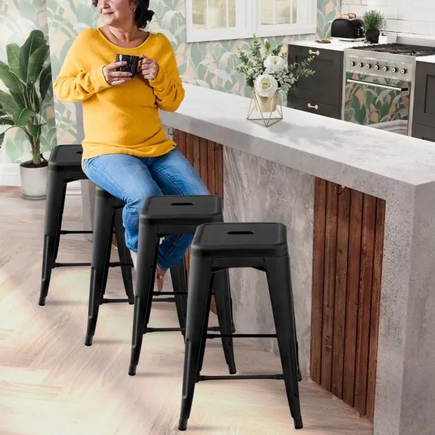 Conjunto de 4 bancos empilháveis de metal para cozinha, sala de jantar ou bar 42 x 42 x 61 cm Preto