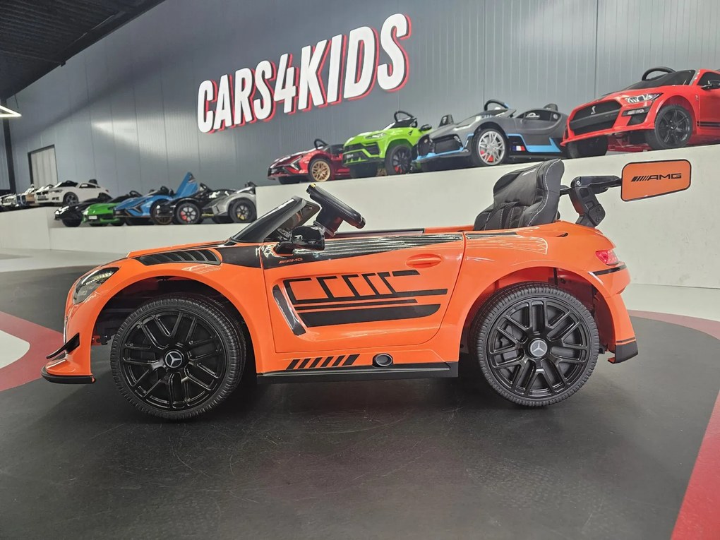 Carro elétrico infantil Mercedes GT3 AMG 12V Com pneus de borracha e Assento em couro Laranja