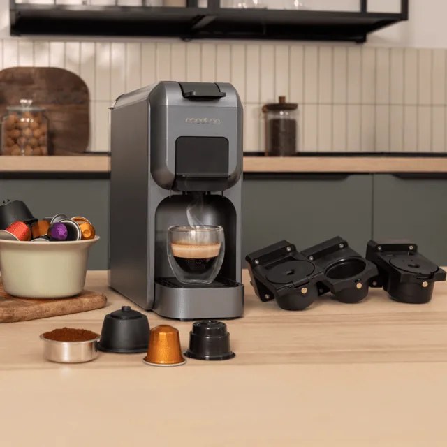 Máquina de café expresso 4 em 1 muito compacta FreeStyle Compact Black . Adequada para café moído e cápsulas diversas