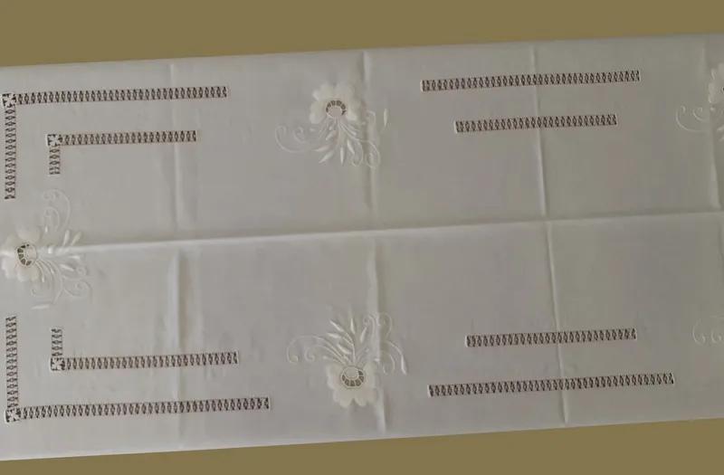 Toalha de mesa de linho bordada a mão - Bordados matiz e richelieu - bordados da lixa: Pedido Fabricação 1 Toalha 140x220  cm ( Largura x comprimento )