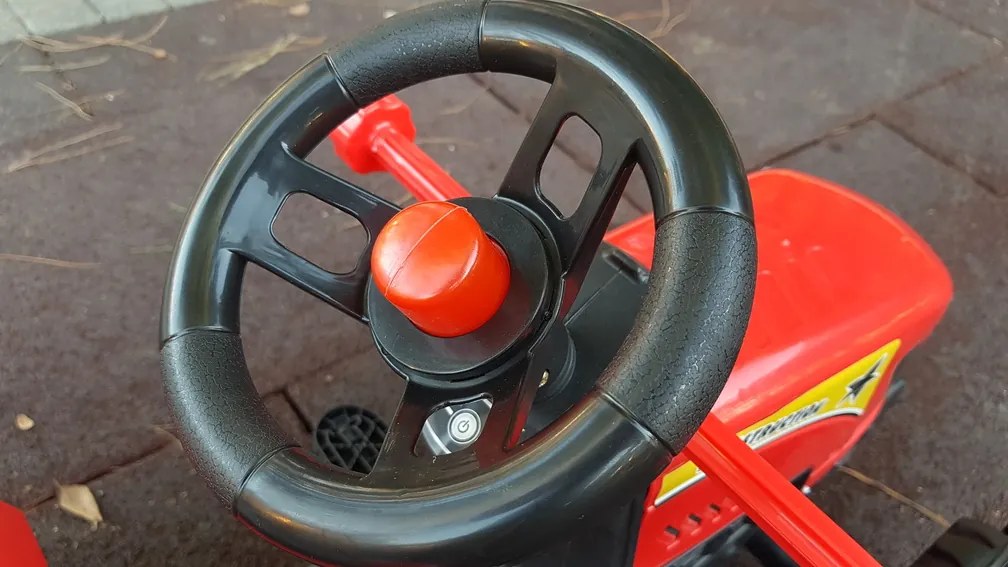 TRACTOR A PEDAIS COM REBOQUE VERMELHO