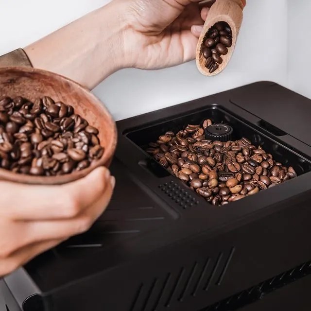 Máquina de café Cecotec superautomática Cremmaet compacta com 19 bares e sistema Thermoblock