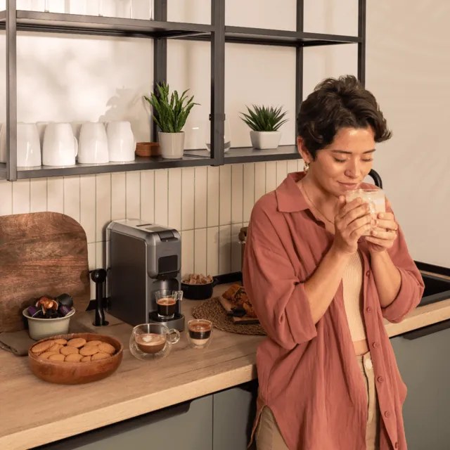 Máquina de café expresso 4 em 1 muito compacta FreeStyle Compact Black . Adequada para café moído e cápsulas diversas