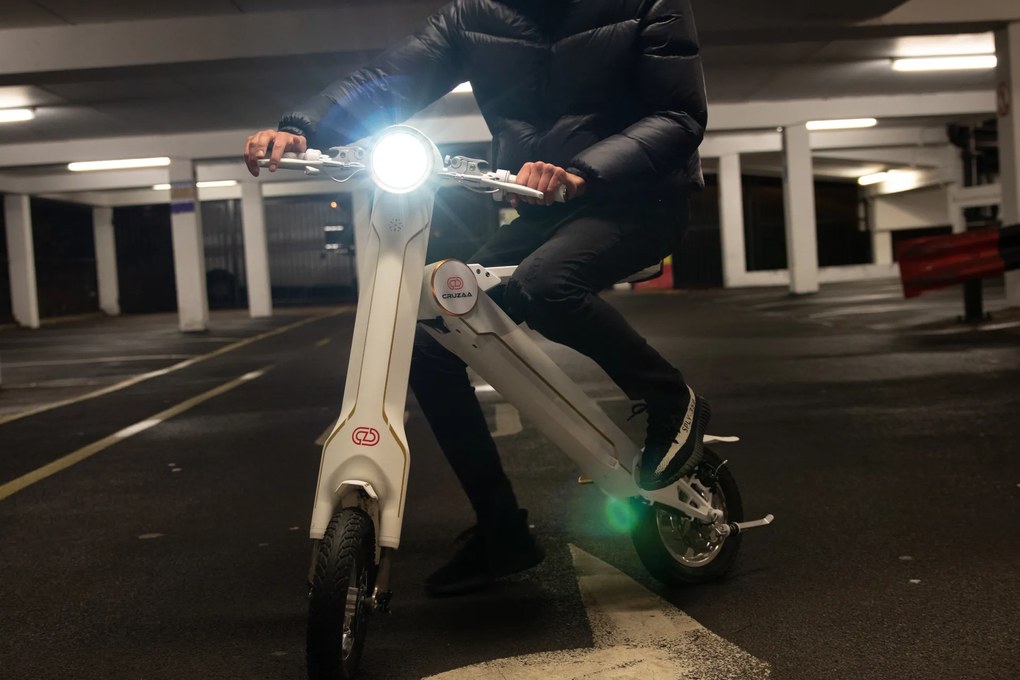 Trotinete Elétrica com Assento – Cruzaa PRO – Branco Racing – 45 km de