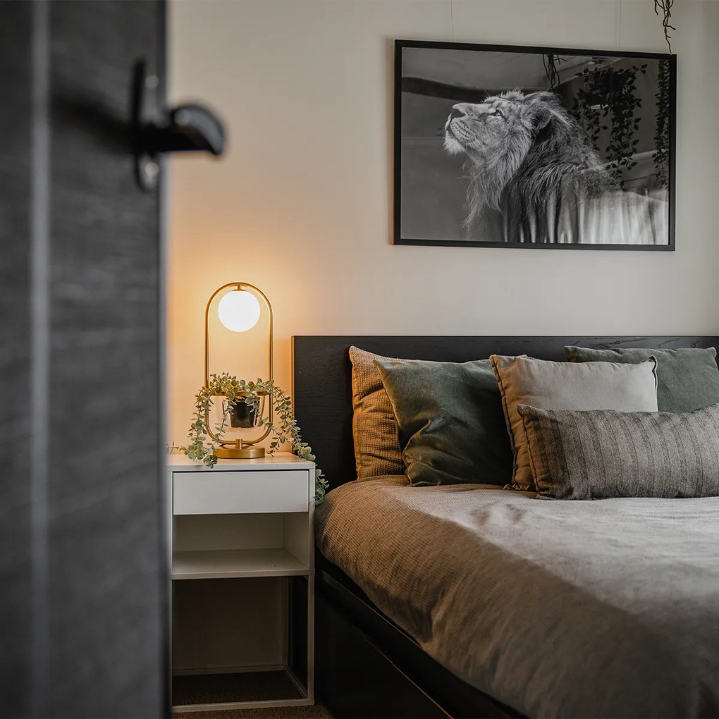 Candeeiro de mesa Art Déco dourado com vidro branco - Isabella