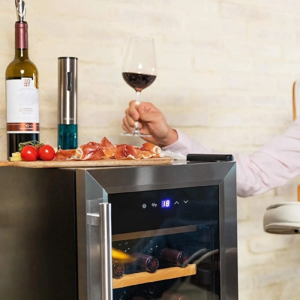 Refrigerador garrafeira de vinho GrandSommelier 15000 Inox Compressor 15 garrafas de capacidade com compressor, que garante um alto rendimento. Temper