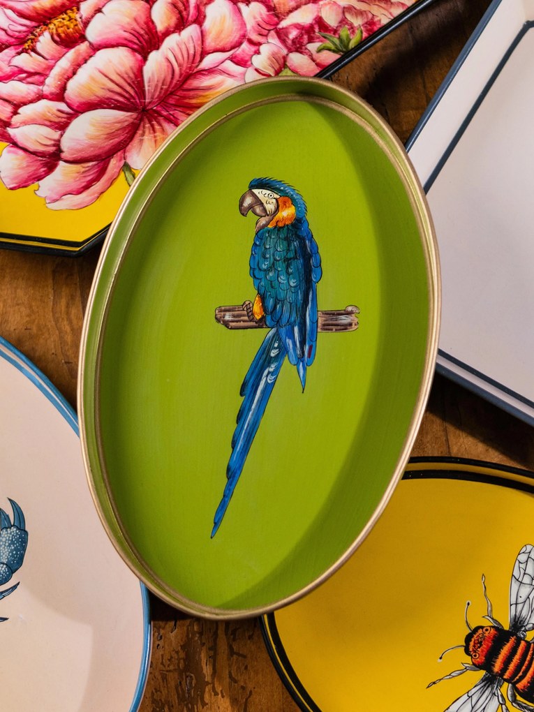 Tabuleiro decorativo pintado à mão com um padrão de papagaios Fauna