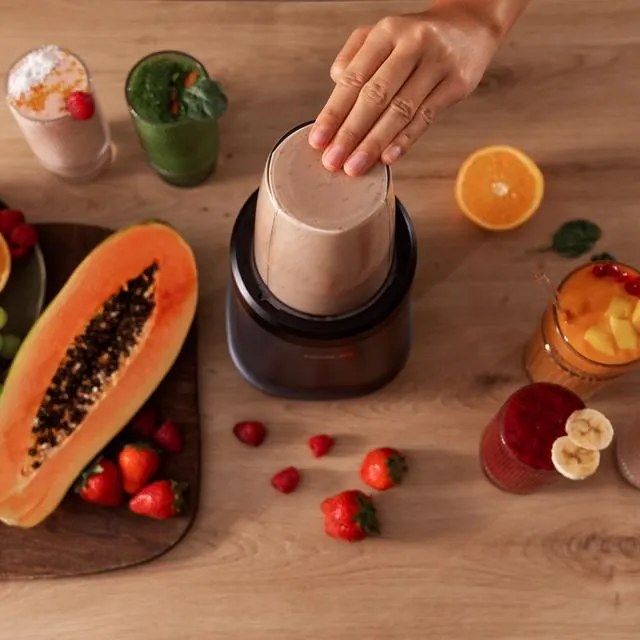 Liquidificadora de batidos Nutriblender Fusion com 2 copos portáteis, 6 lâminas de aço inoxidável revestidas a titânio preto e 1000 W de potência