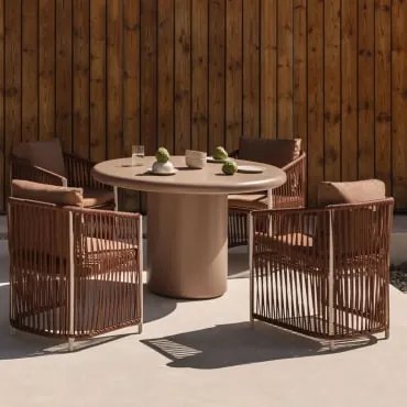 Conjunto De Mesa Redonda De 120 Cm Em Cimento Namara E 4 Cadeiras De Jardim Com Braços Em Alumínio E Corda Trançada Sophie. Camelo Castanho Claro -