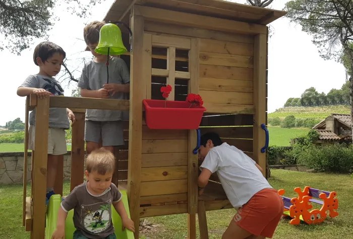 Parque Exterior infantil com Casa de madeira e escorrega e parede escalada Torre TAGA