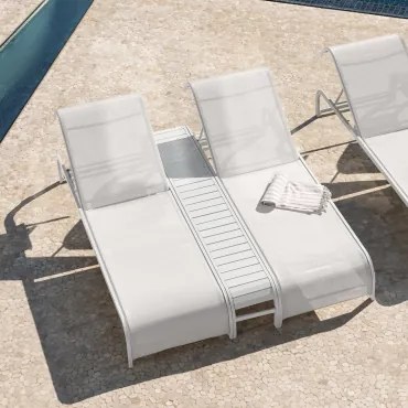 Conjunto De 2 Espreguiçadeiras Reclináveis E Mesa Auxiliar Em Aço Marietta Gardénia Branco - Sklum