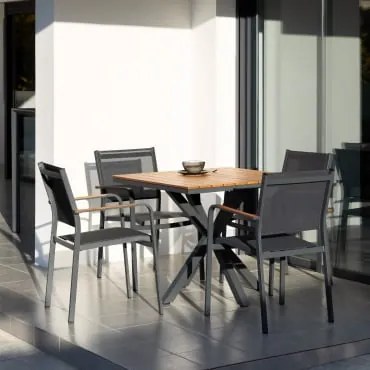 Conjunto De Mesa Quadrada 90x90 Cm Em Madeira De Eucalipto E 4 Cadeiras De Jardim Empilháveis Em Alumínio Archer Cinza Grafito - Sklum