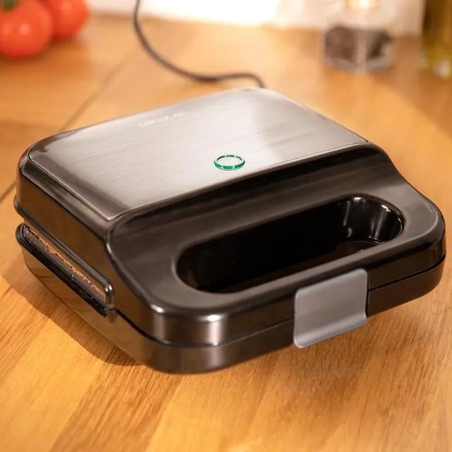 Sanduicheira 4 em 1 Rock´nToast. 1000 W de potência, capacidade para 2 sandes, acabamentos em aço inoxidável, 4 placas intercambiáveis com revestiment