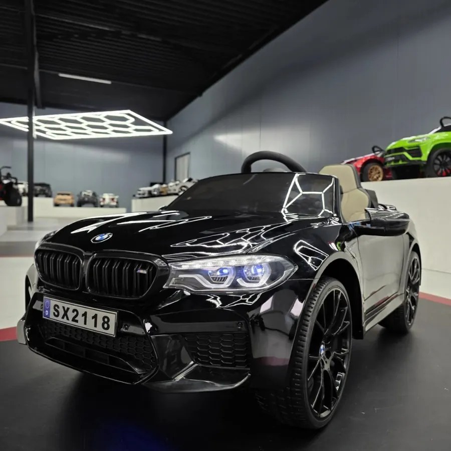 Carro elétrico para crianças BMW M5 24V Pneus EVA, Assento de couro sintético Preto metálico