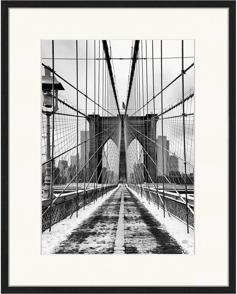 Fotografia emoldurada Brooklyn Bridge Covered with Snow