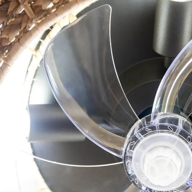Ventoinha de teto EnergySilen LampAero 650 Natural Wicker de design com motor DC, com uma potência de 20 W e lâmpada integrada, com 5 pás de 11 polega