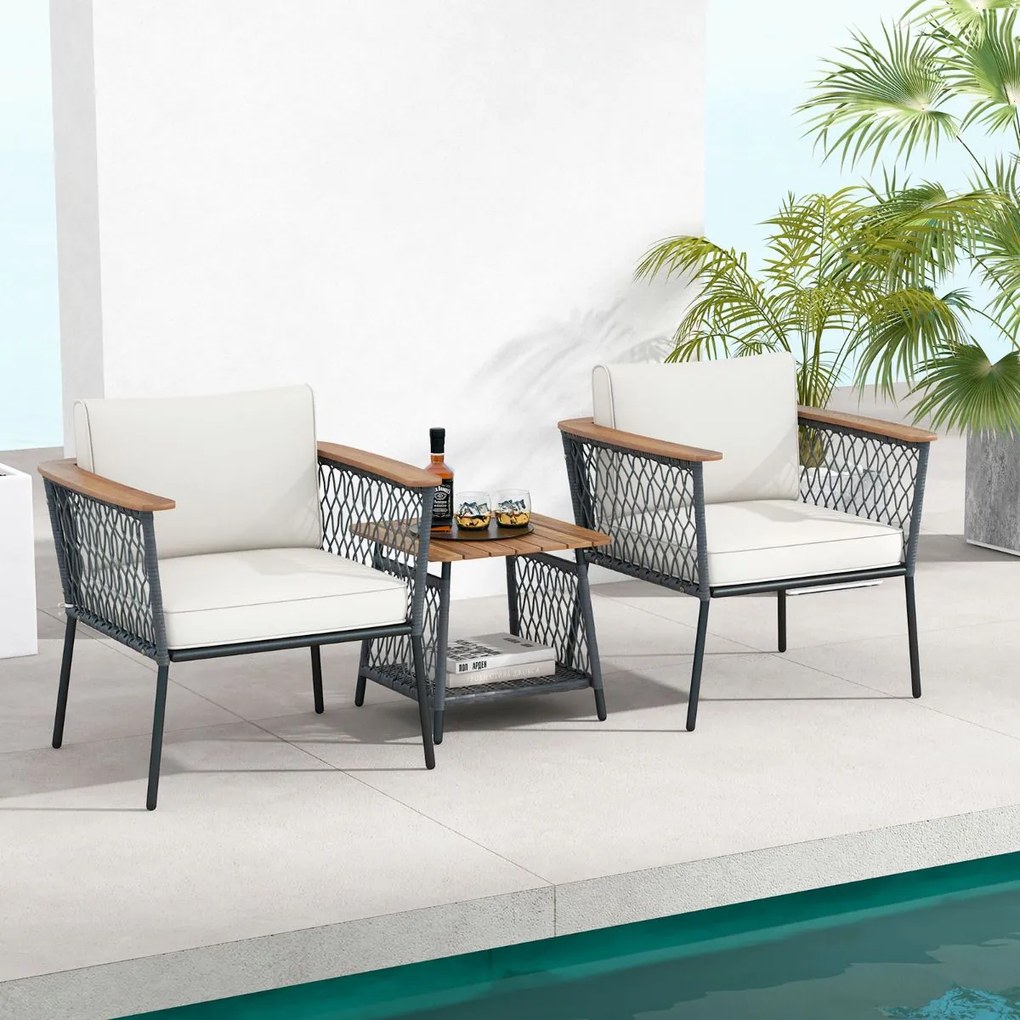 Conjunto de móveis de jardim de 3 peças 2 cadeiras de rattan com mesa de café Tampo de mesa em madeira de acácia Almofadas para exterior Jardim branco