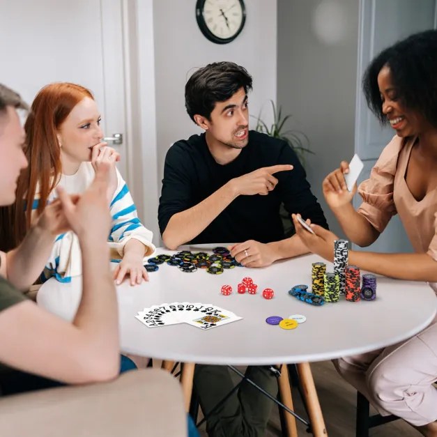 500 fichas de póquer Texas Hold'em com caixa de alumínio, baralhos de cartas, e dados preto