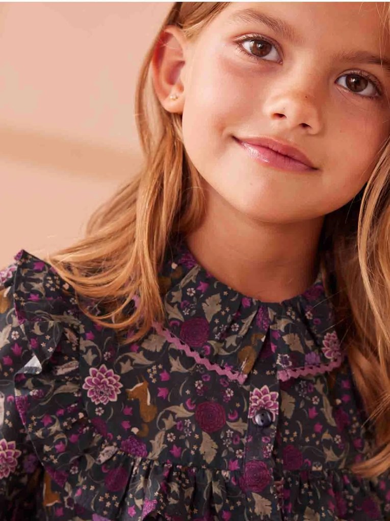Blusa com folho e motivos da floresta encantada, para menina verde estampado