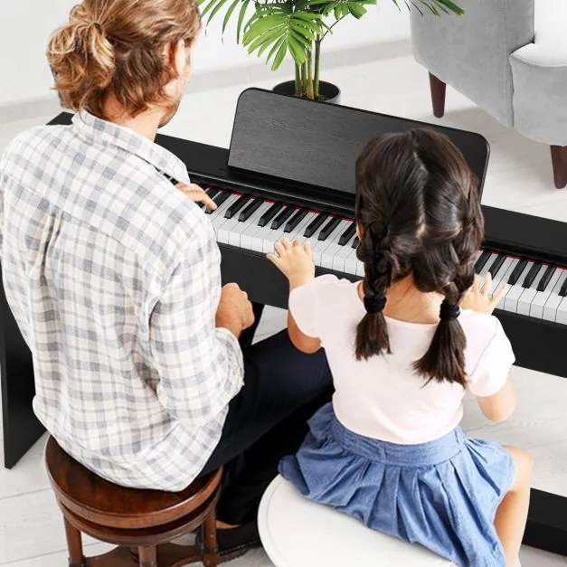 Piano digital vertical de 88 teclas com ação de martelo e teclas de tamanho completo, 3 pedais, altifalantes duplos e função de gravação, ligação para