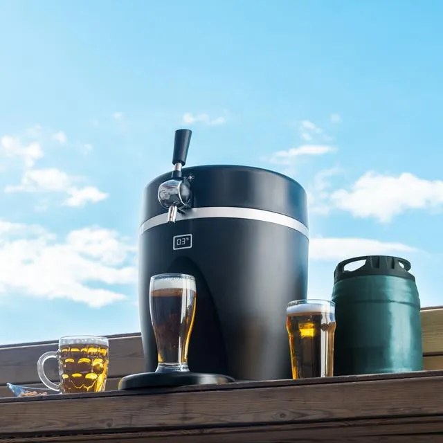 Dispensador de cerveja BeerFlow 5000 de 60 W que mantém a temperatura entre 3 ˚C e 6 ˚C