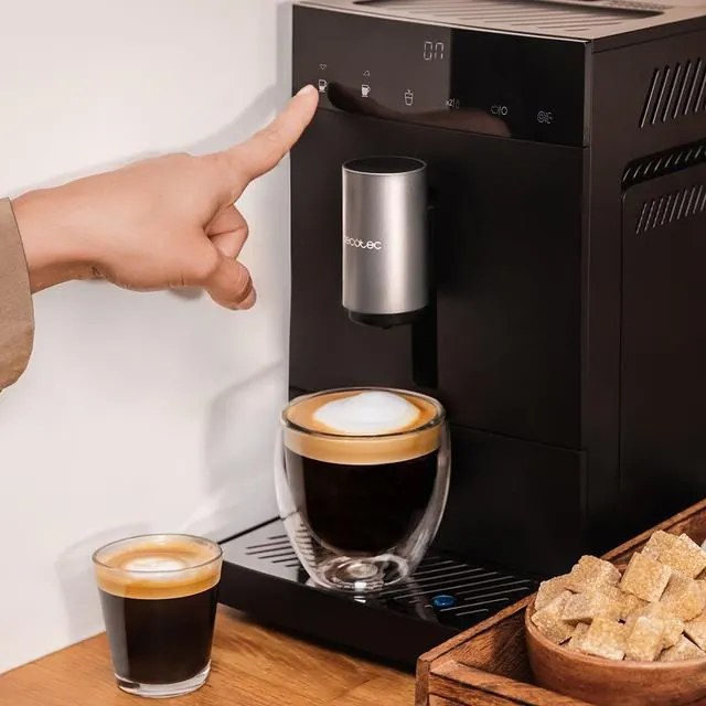 Máquina de café Cecotec superautomática Cremmaet compacta com 19 bares e sistema Thermoblock