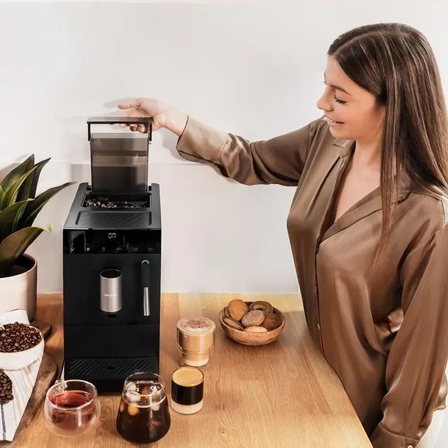 Cafeteira Cecotec superautomática compacta Cremmaet Compact Steam com 19 bares, sistema Thermoblock e vaporizador.