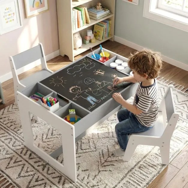 Conjunto Mesa multifuncional infantil com 2 cadeiras e tampo duplo com quadro negro e compartimentos removíveis cinza e branco