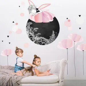 Autocolante de parede de sonho – Menina com saia de flores e lua adormecida