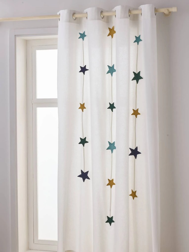 Cortinado translúcido, ilhós e grinalda com estrelas verde medio liso com motivo