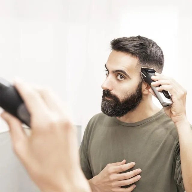 Aparador de cabelo PrecisionCare Titanium com lâmina de aço inoxidável revestida de titânio, bateria de lítio, autonomia de até 120 minutos, uso com e