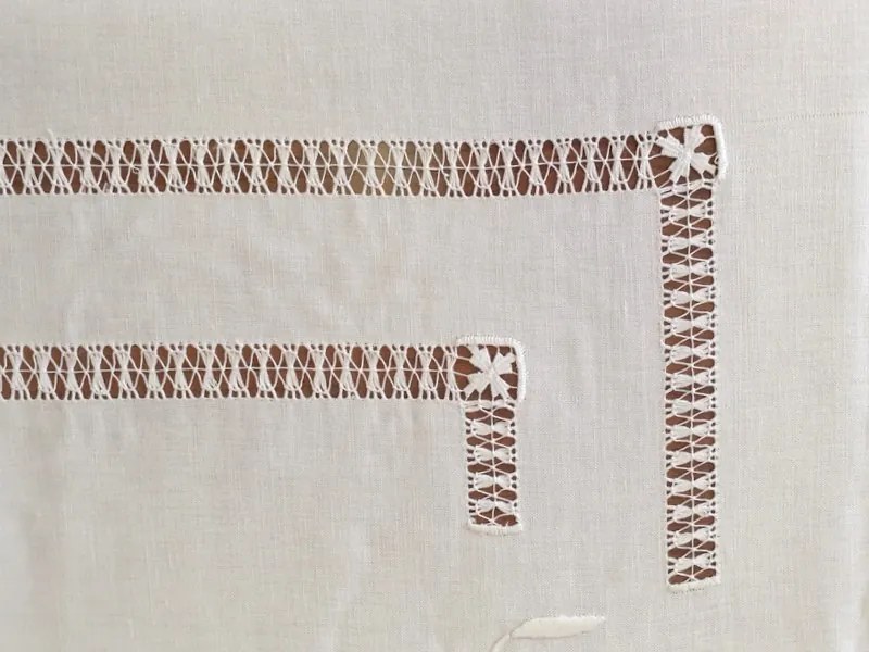 Toalha de mesa de linho bordada a mão - Bordados matiz e richelieu - bordados da lixa: Pedido Fabricação 1 Toalha 150x500  cm ( Largura x comprimento )