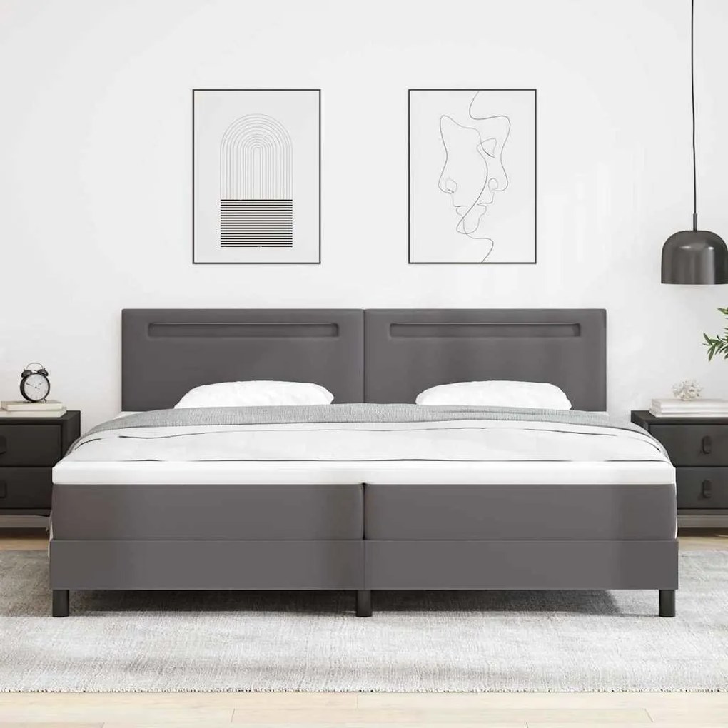 Cama Box com colchão cinza, 200x200 cm, em couro sintético.