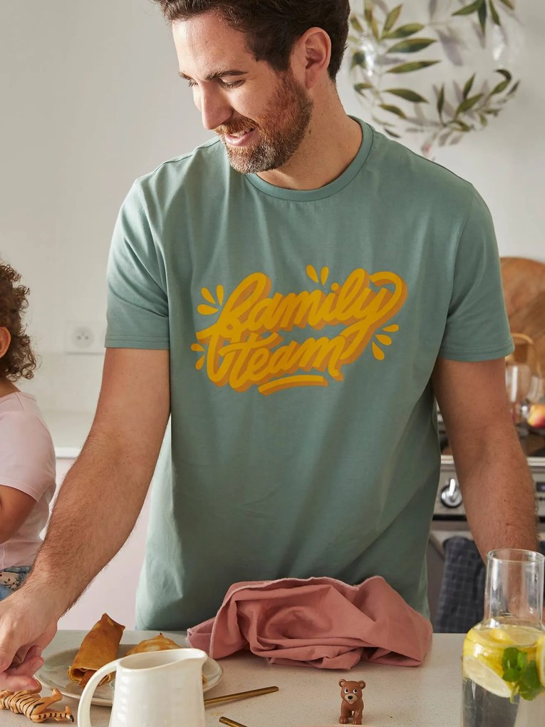 T-shirt Family team, coleção cápsula da Vertbaudet e da Studio Jonesie, em algodão bio verde claro liso com motivo